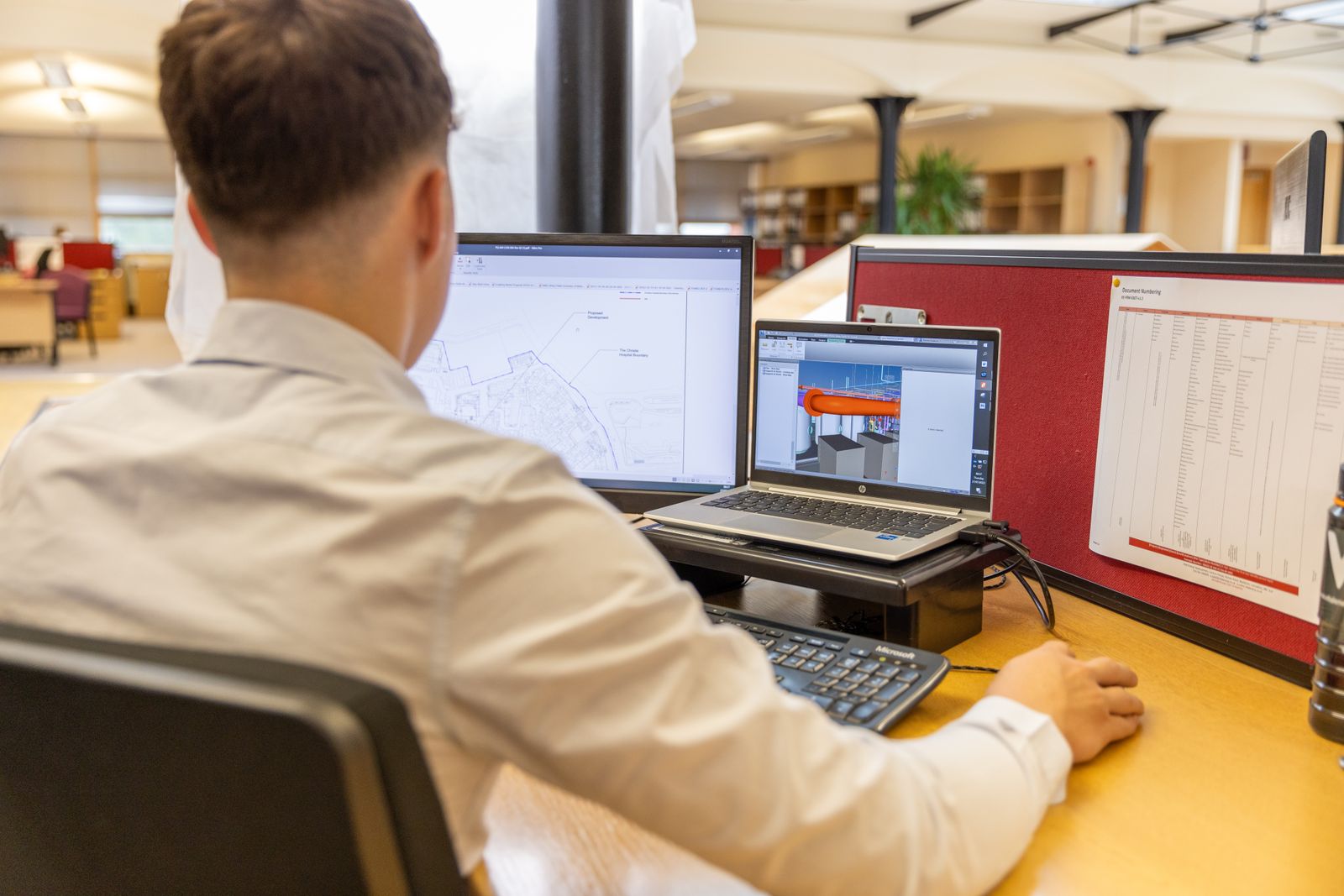 Pauses actives, réglages du poste et signaux d'alerte pour un dos qui tient la journée.